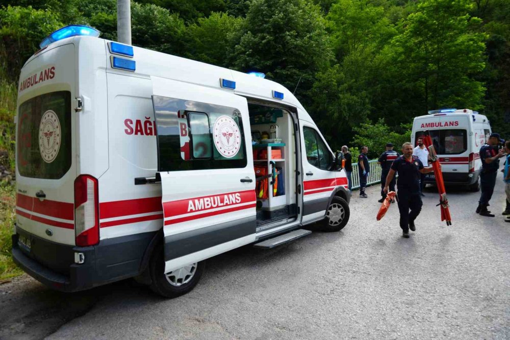 Oğlunu kurtarmak için dereye atlayan anne hayatını kaybetti