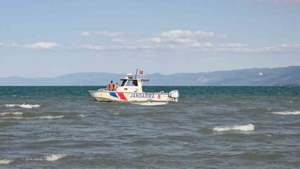 Serinlemek için göle giren 2 küçük kuzen bir daha çıkamadı