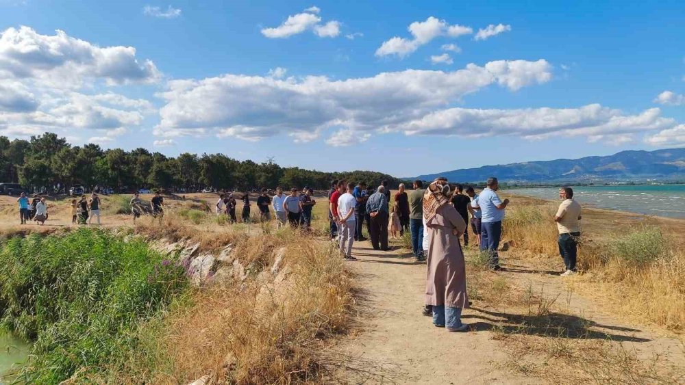 Serinlemek için göle giren 2 küçük kuzen bir daha çıkamadı