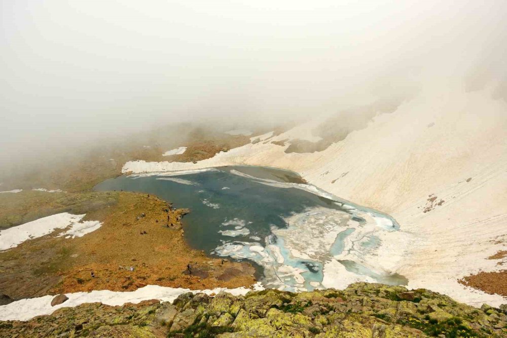Yüksek zirvelerde doğa uyanıyor