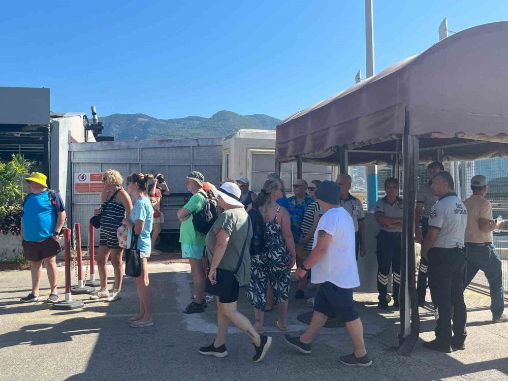 Bahama Bandıralı 'Marella Discovery 2' Alanya Limanı’na Demir Attı