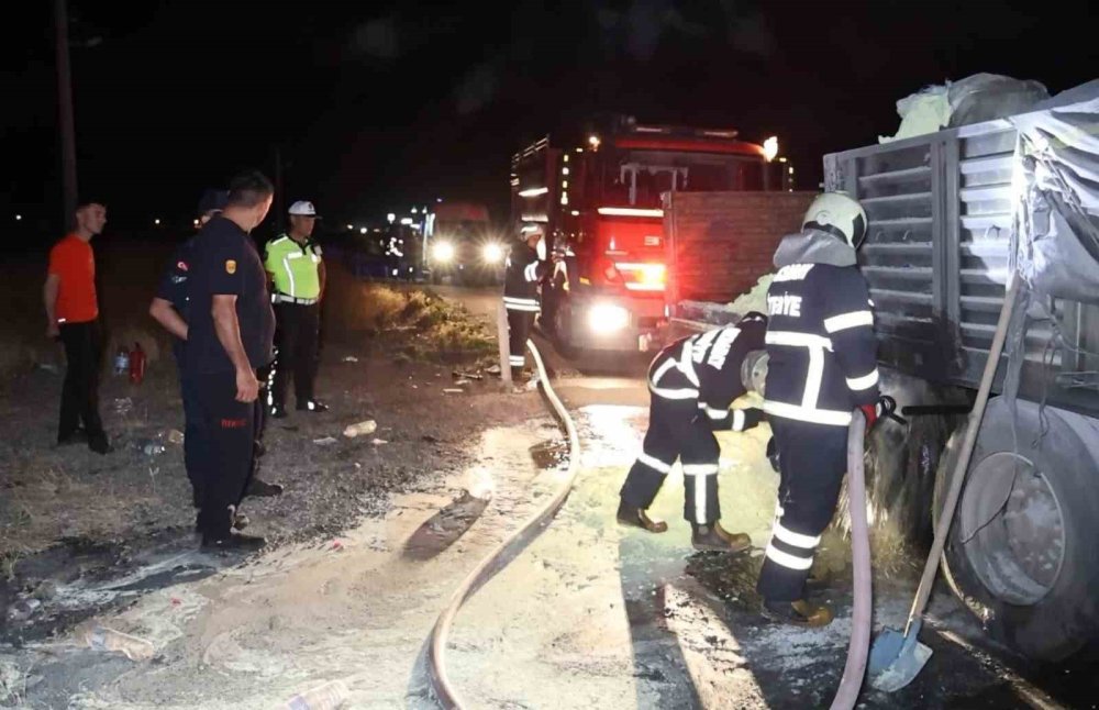 Kükürt Yüklü Tırın Patlayan Lastiği Yangına Neden Oldu