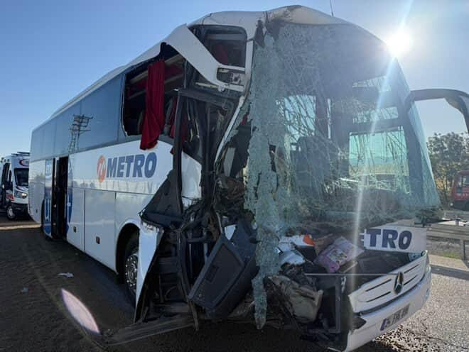 Yolcu otobüsü zincirleme kazaya neden oldu: 24 yaralı