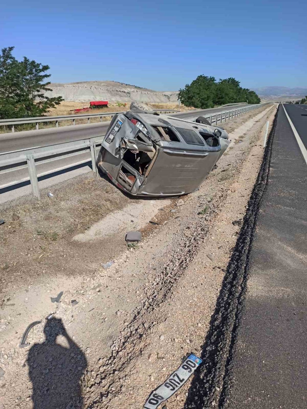 Ankara’da lastiği patlayan araç takla attı: 2 yaralı
