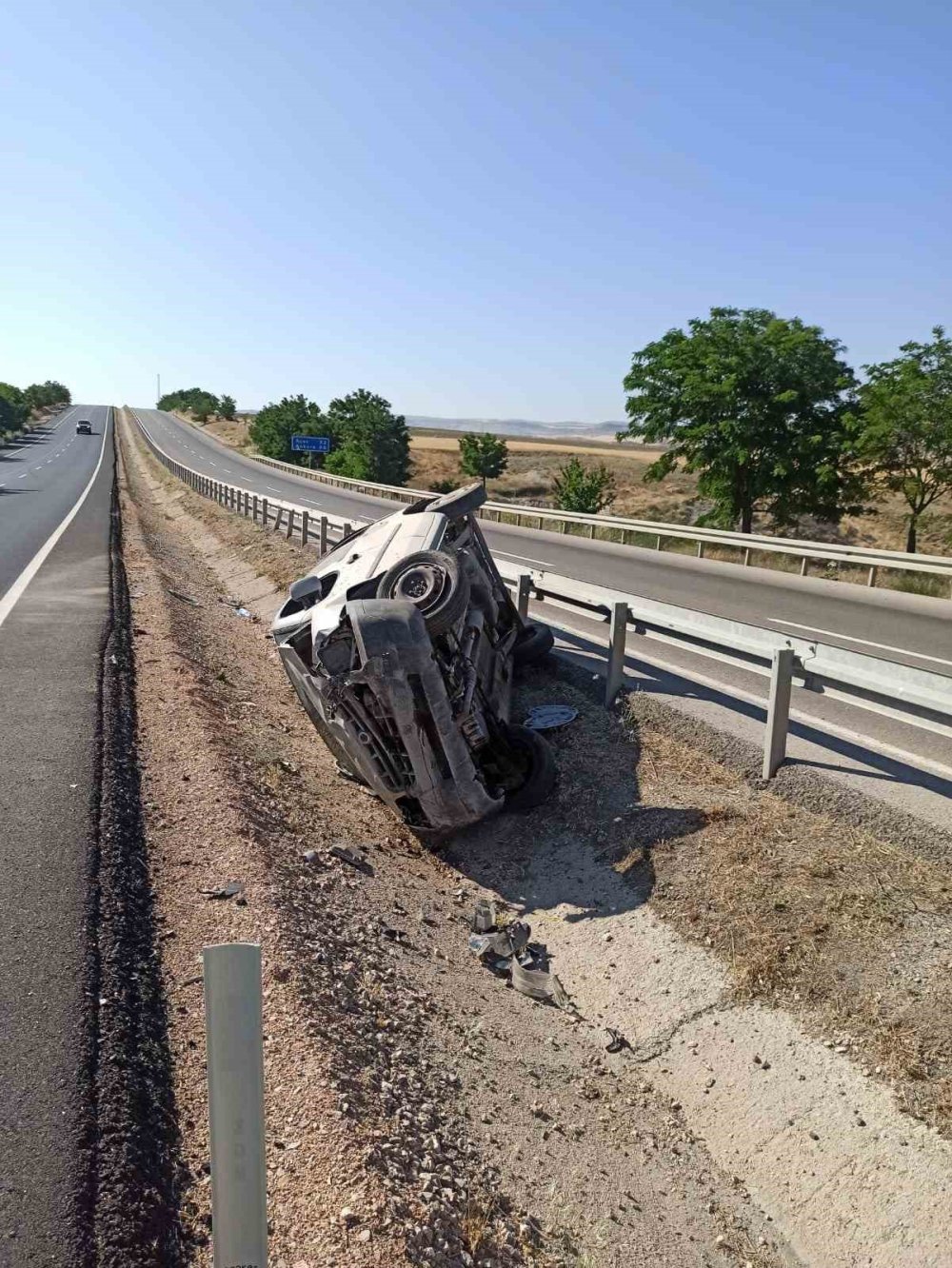 Ankara’da lastiği patlayan araç takla attı: 2 yaralı