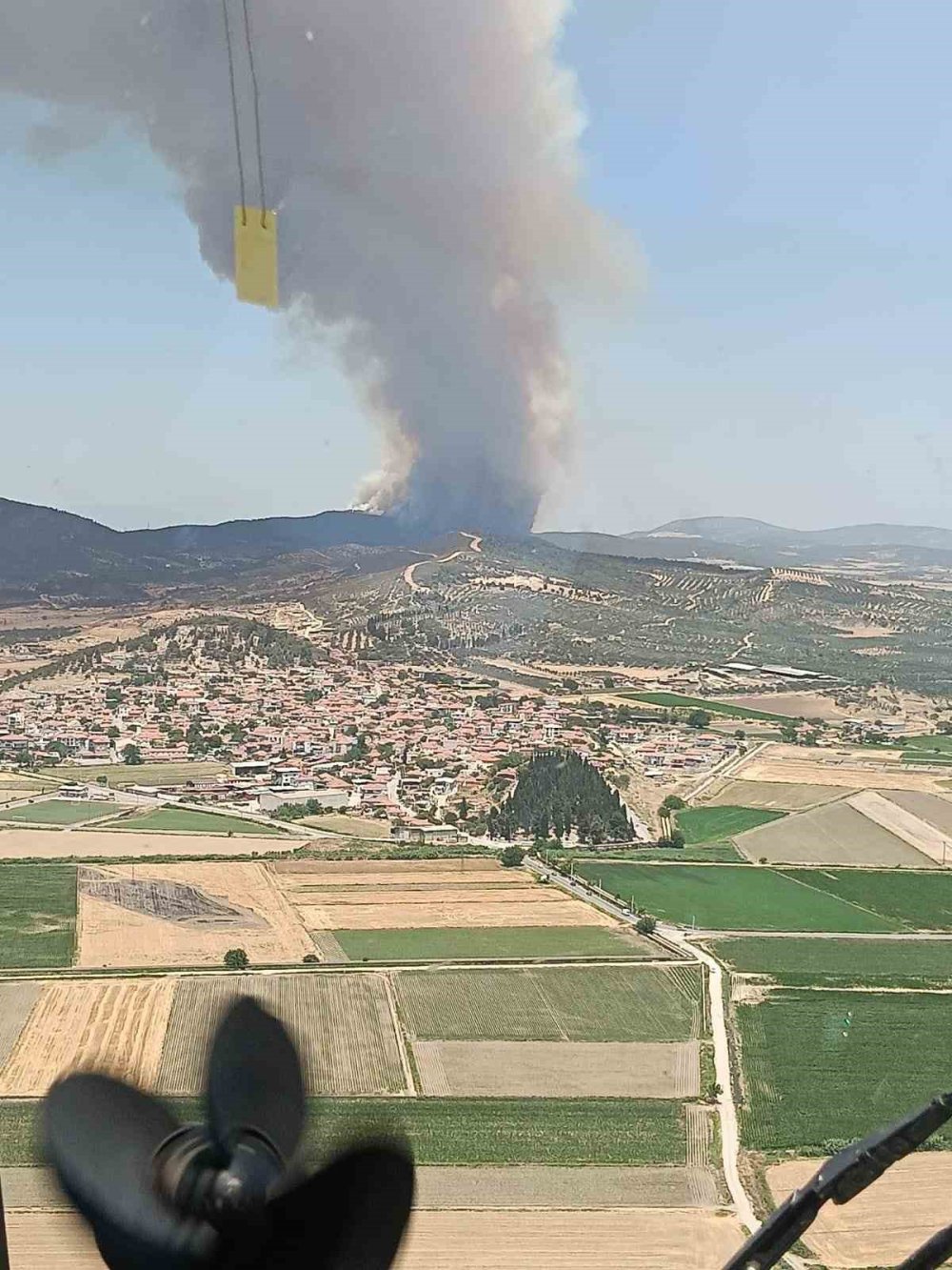 Foça yanıyor, 11 uçakla müdahale ediliyor