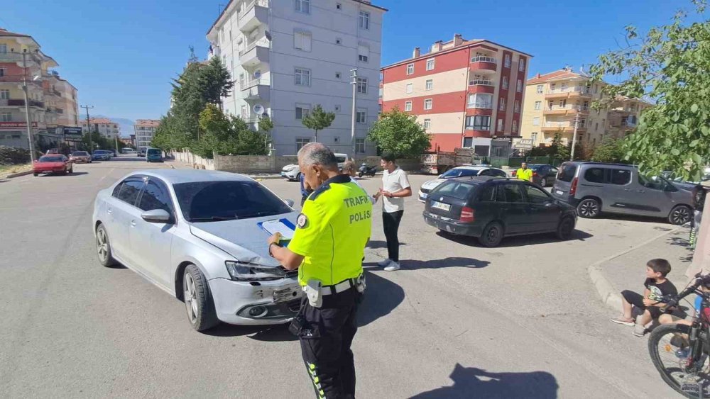 Karaman’da İki Otomobil Çarpıştı: 1 Kişi Yaralandı