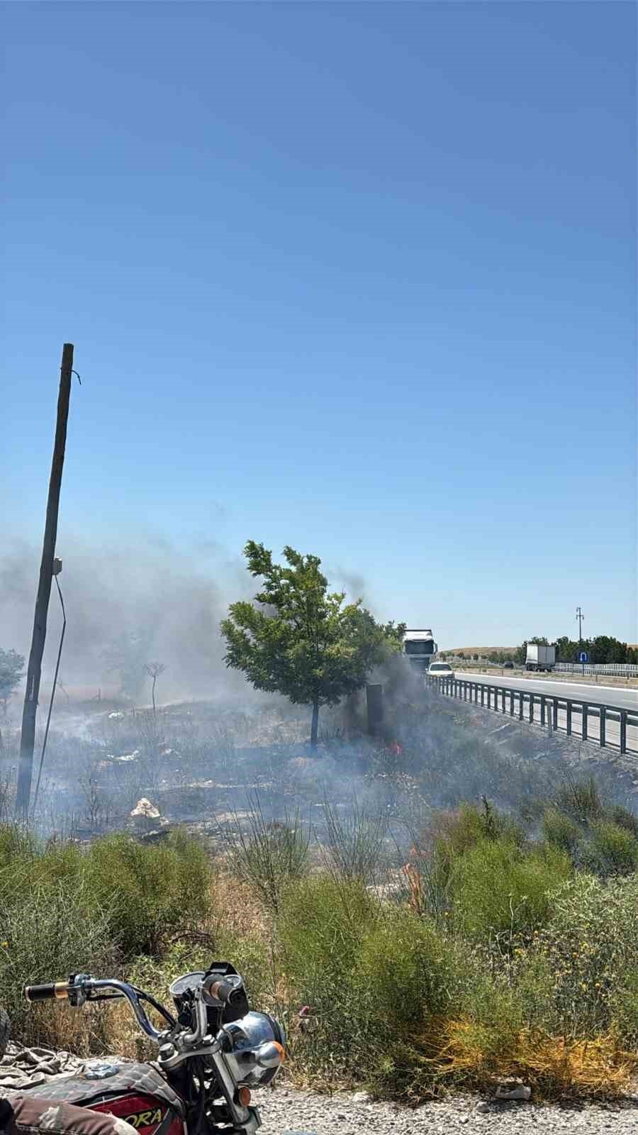 Lastikler alev aldı: Tavuklar canlı canlı yanacaktı