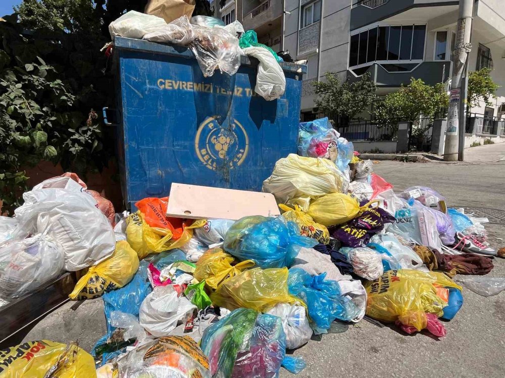 Maaş eylemi 8. gününde, sokaklar çöp yığınlarıyla doldu