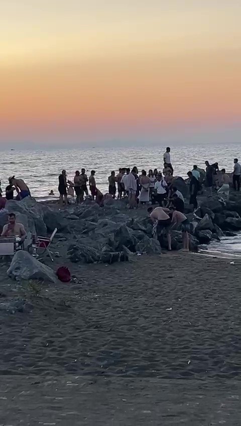 Serinlemek isterken kayalıklara çakıldı: Hastaneye kaldırıldı