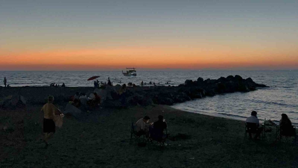 Serinlemek isterken kayalıklara çakıldı: Hastaneye kaldırıldı