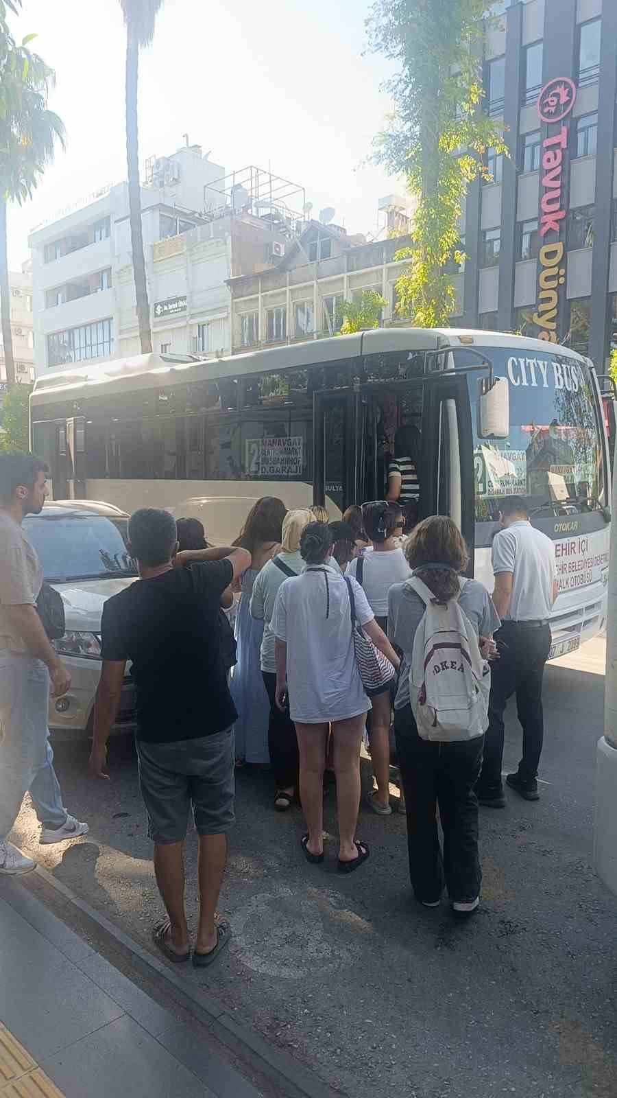 Süresi dolmuş ehliyetle minibüs kullanan sürücüye 3 bin 755 TL ceza