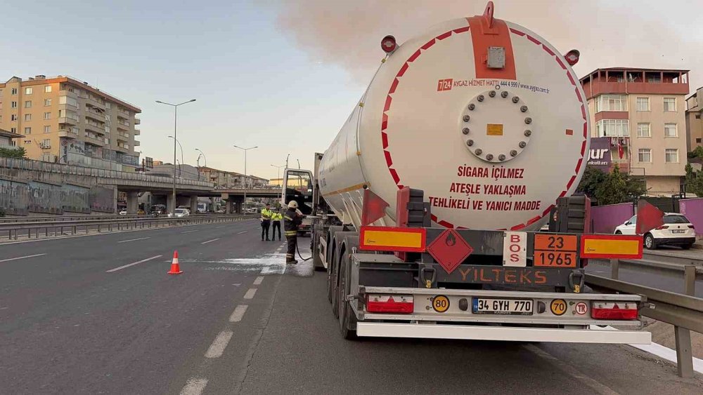 Gaz yüklü tankerde korkutan yangın: Trafik durdu, ekipler alarma geçti