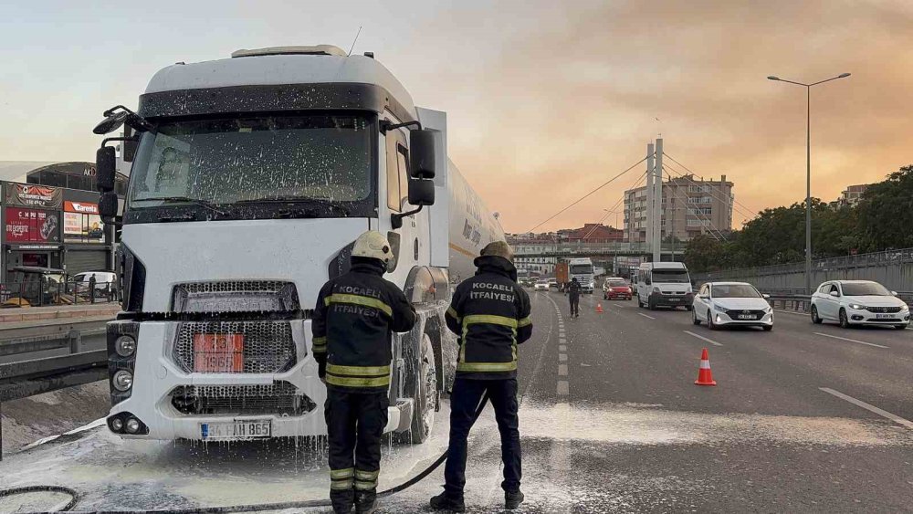 Gaz yüklü tankerde korkutan yangın: Trafik durdu, ekipler alarma geçti