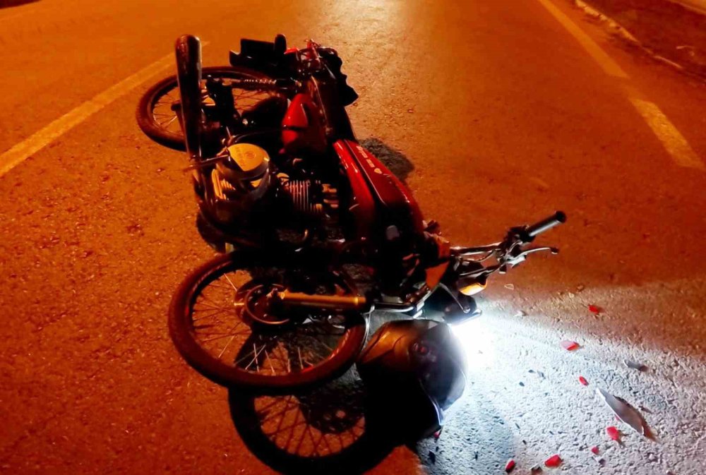 Otomobile arkadan çarpan genç motosikletli ağır yaralandı