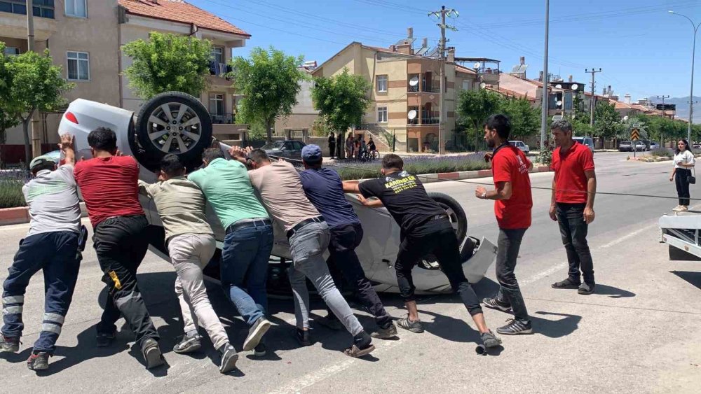 Park halindeki araca çarpan otomobil ters döndü: 2 yaralı