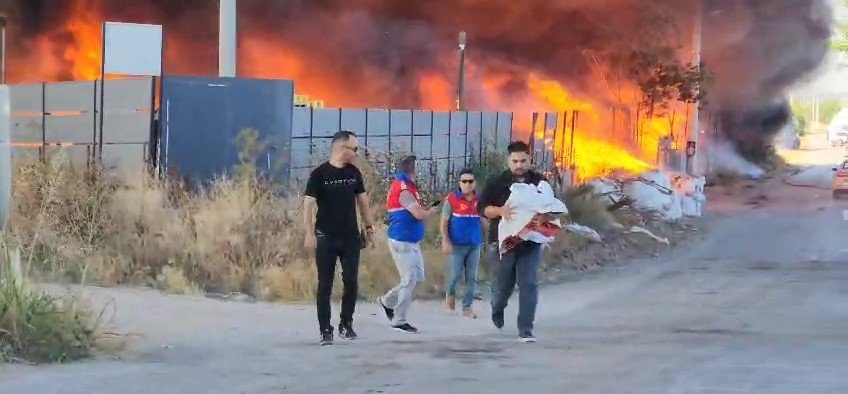 Alevlerin arasında kalan Türk bayrağını böyle kurtardı