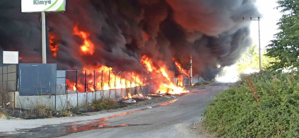 Alevlerin arasında kalan Türk bayrağını böyle kurtardı