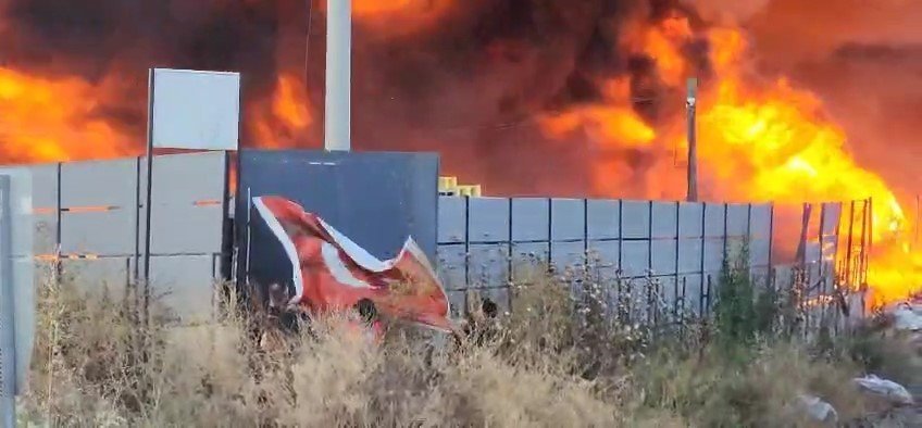 Alevlerin arasında kalan Türk bayrağını böyle kurtardı
