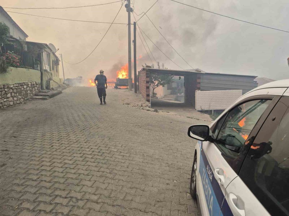 Aliağa’da Peş Peşe Orman Yangınları: Alevler Kontrol Altına Alındı