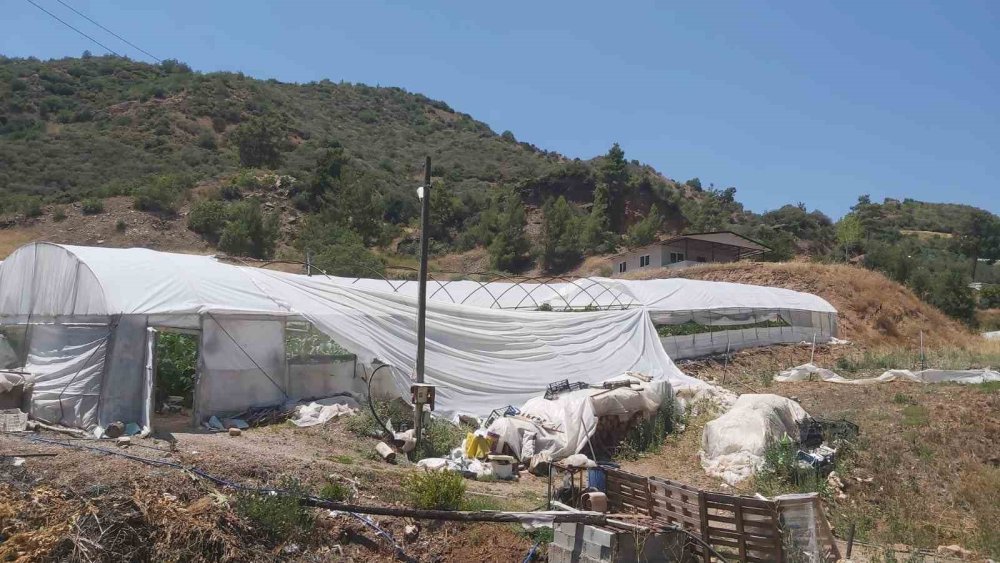 Antalya'da Hortum Felaketi: Seralar Kullanılamaz Hale Geldi
