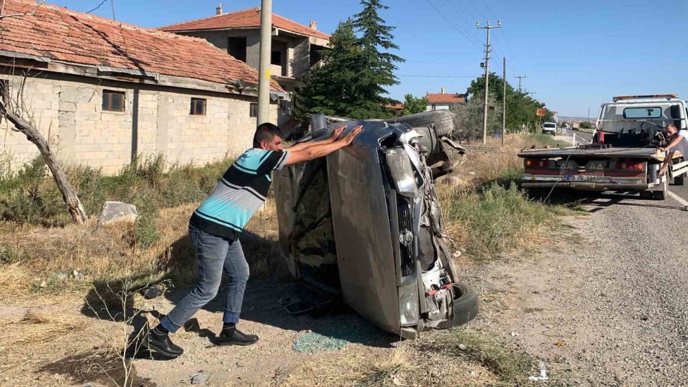 Önündeki aracı sollamaya çalışırken takla attı