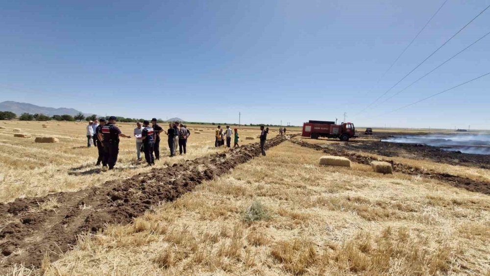 Yüksek gerilim hattı tarlayı kül etti: Sürücü son anda kurtuldu