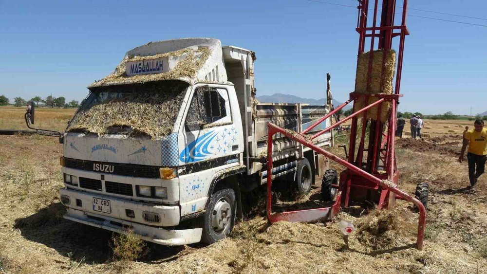 Yüksek gerilim hattı tarlayı kül etti: Sürücü son anda kurtuldu