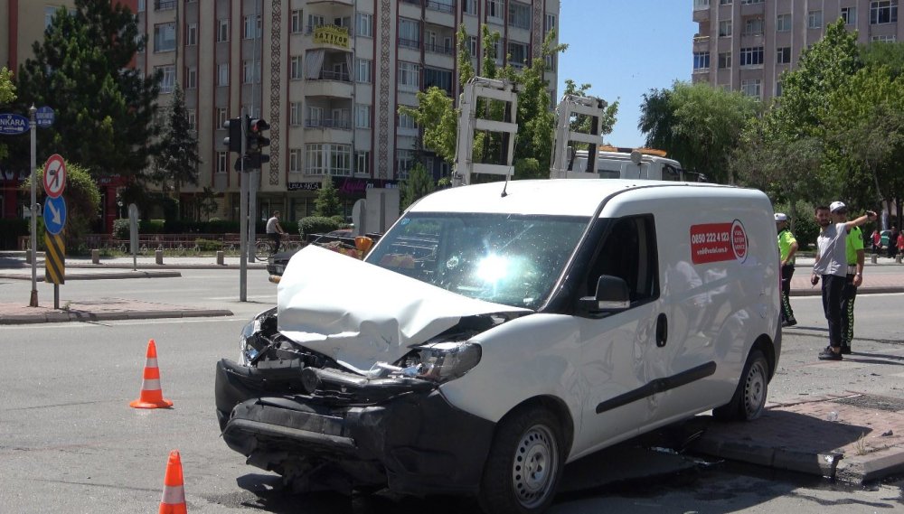 Emniyet Kavşağı'nda hatalı dönüş kazası