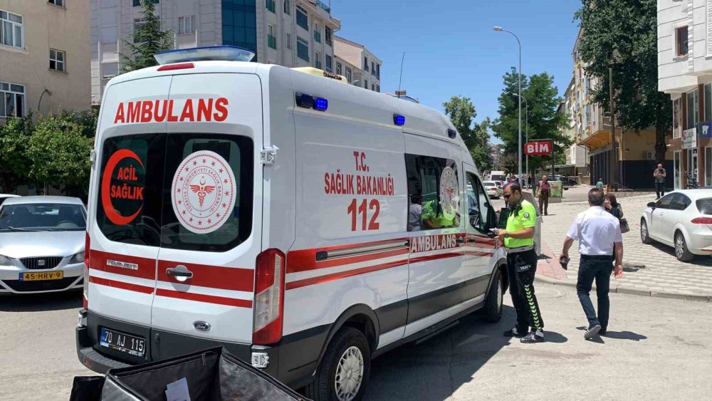 Karaman'da otomobil ile çarpışan motokurye yola savruldu: Hastaneye kaldırıldı