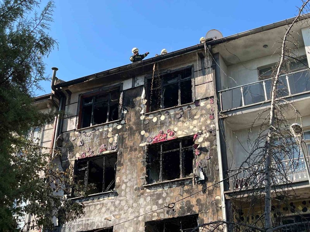 Nargile kafede çıkan yangın tüm binayı sardı