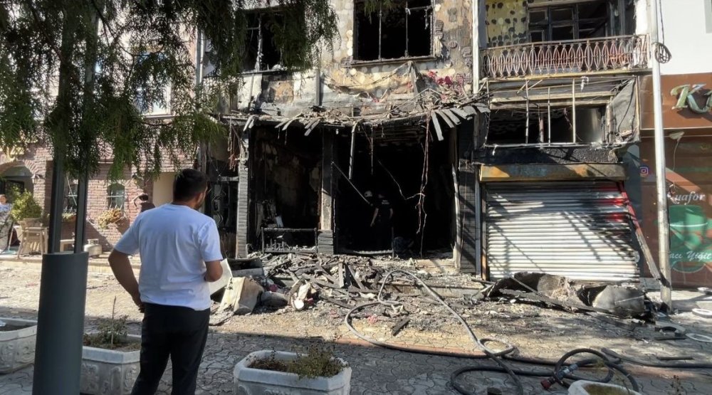 Nargile kafede çıkan yangın tüm binayı sardı
