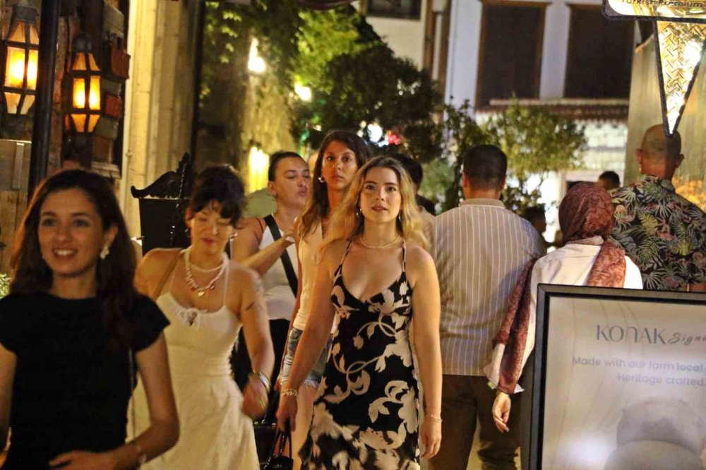 82 Kişilik Mahalle Akşamları 10 Bin Kişiyi Ağırlıyor