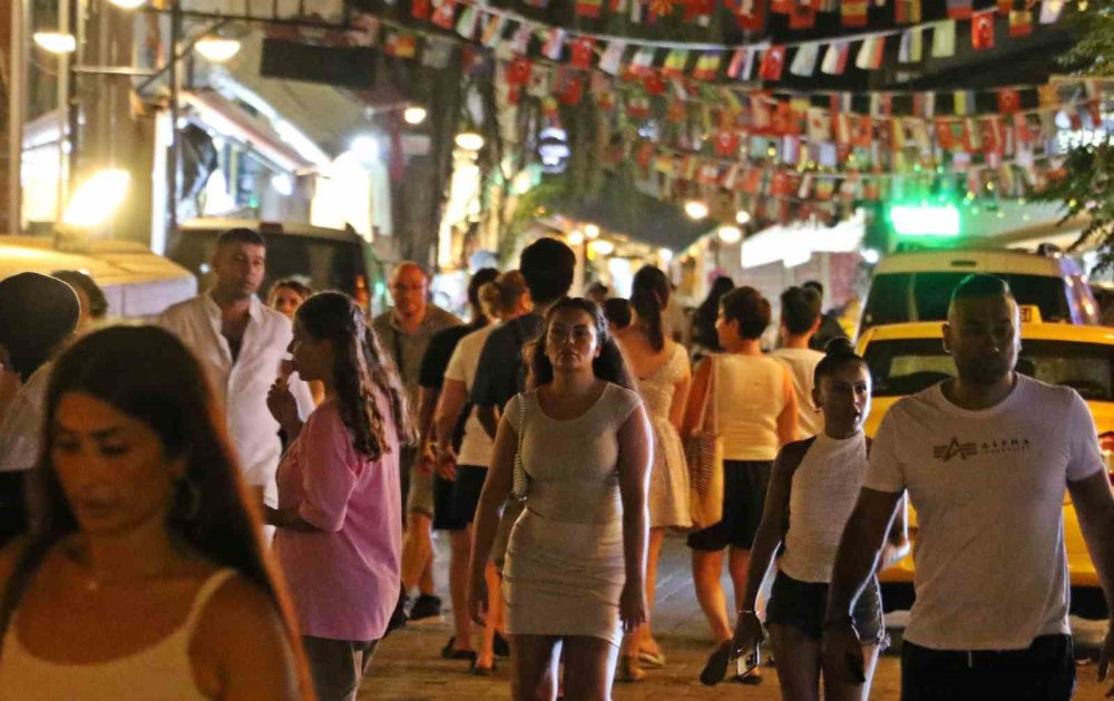 82 Kişilik Mahalle Akşamları 10 Bin Kişiyi Ağırlıyor