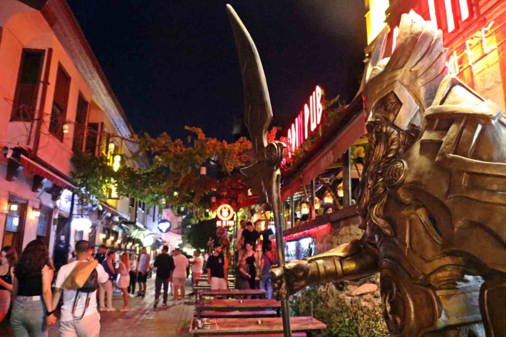 82 Kişilik Mahalle Akşamları 10 Bin Kişiyi Ağırlıyor