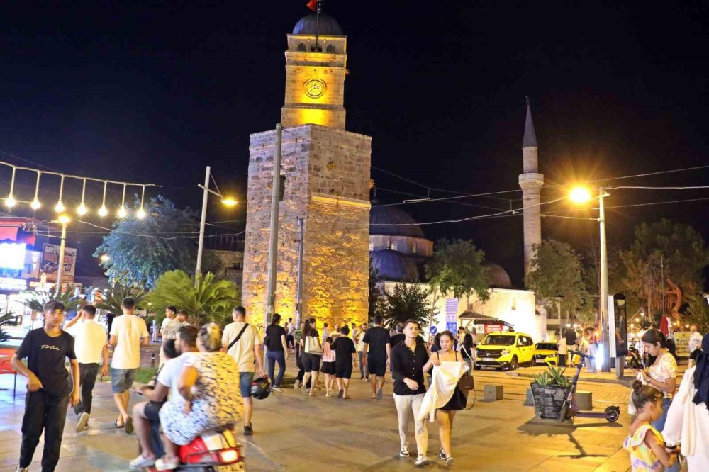 82 Kişilik Mahalle Akşamları 10 Bin Kişiyi Ağırlıyor