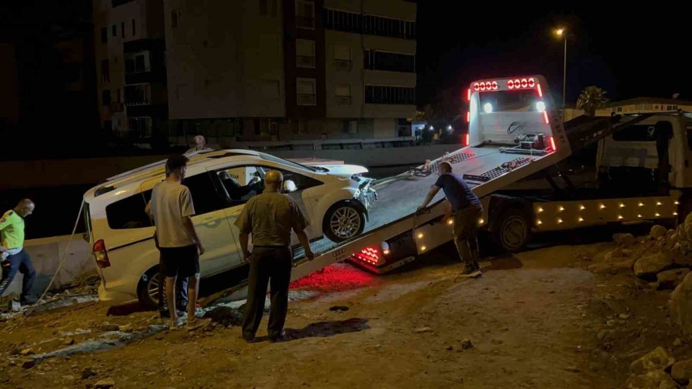 Aynı noktada ikinci kaza: Yol sanılan enkaz alanına otomobil uçtu: