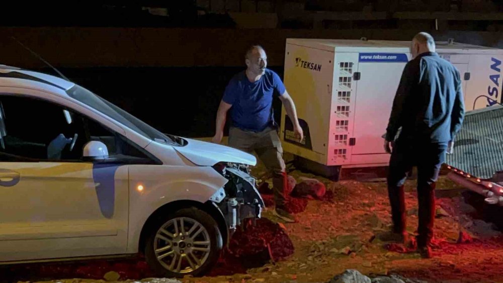 Aynı noktada ikinci kaza: Yol sanılan enkaz alanına otomobil uçtu:
