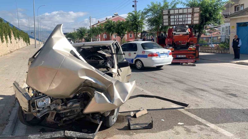 Karaman'da Sollama Kazası: Otomobil Direğe Çarpıp Savruldu, Sürücü Yaralandı