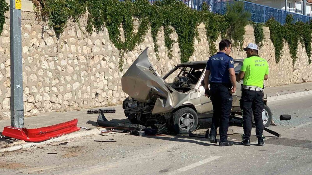 Karaman'da Sollama Kazası: Otomobil Direğe Çarpıp Savruldu, Sürücü Yaralandı
