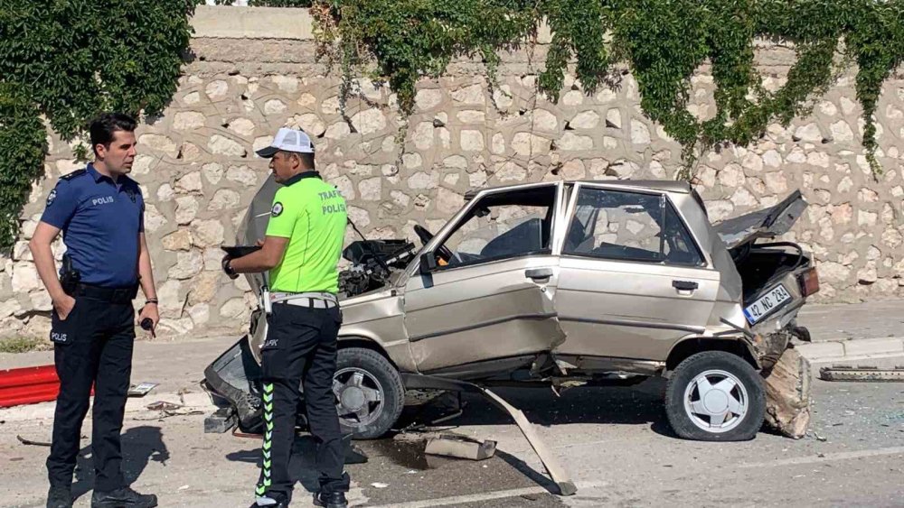 Karaman'da Sollama Kazası: Otomobil Direğe Çarpıp Savruldu, Sürücü Yaralandı
