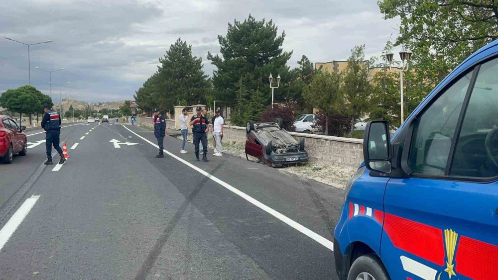 Kediye Çarpmamak İçin Manevra Yapan Sürücü Takla Att