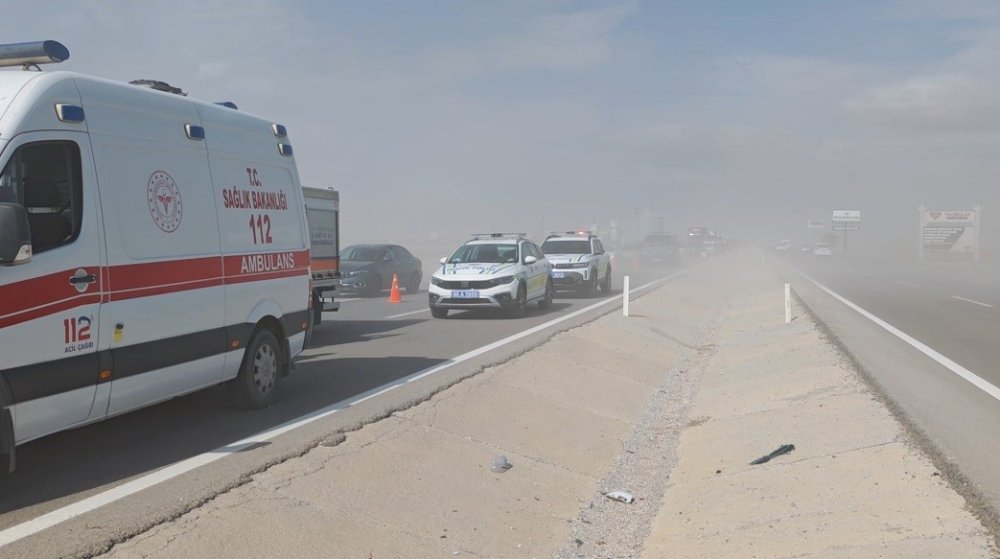 Kum fırtınası kabusa döndü: Bir anda bastırdı, 5 araç çarpıştı