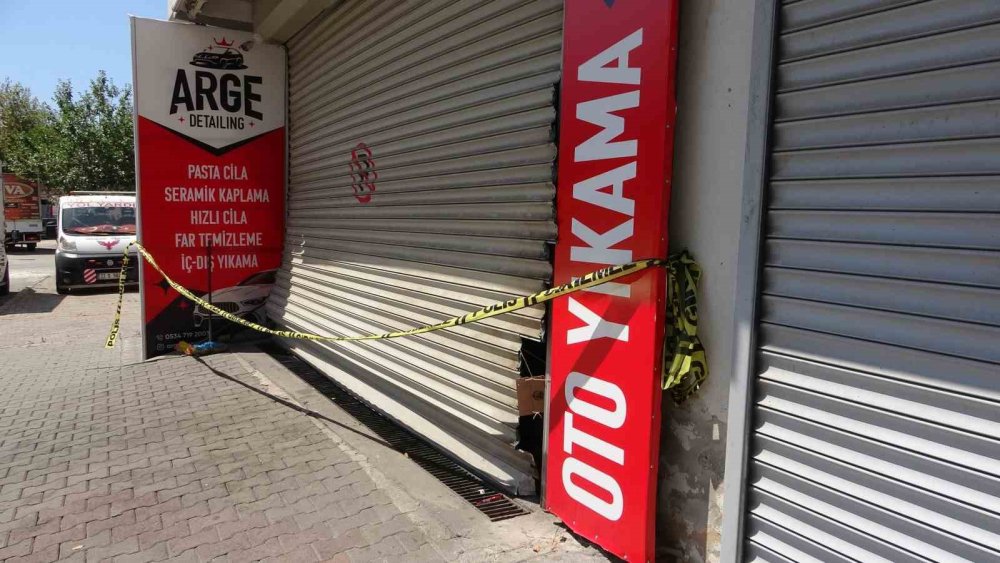 Oto yıkamacıda araç içinde 3 gencin cesedi bulundu