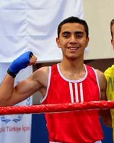 Oto yıkamacıda araç içinde 3 gencin cesedi bulundu