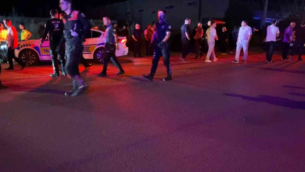 Park halindeki araçlara çarpıp kaçtı, plakası olay yerinde kaldı