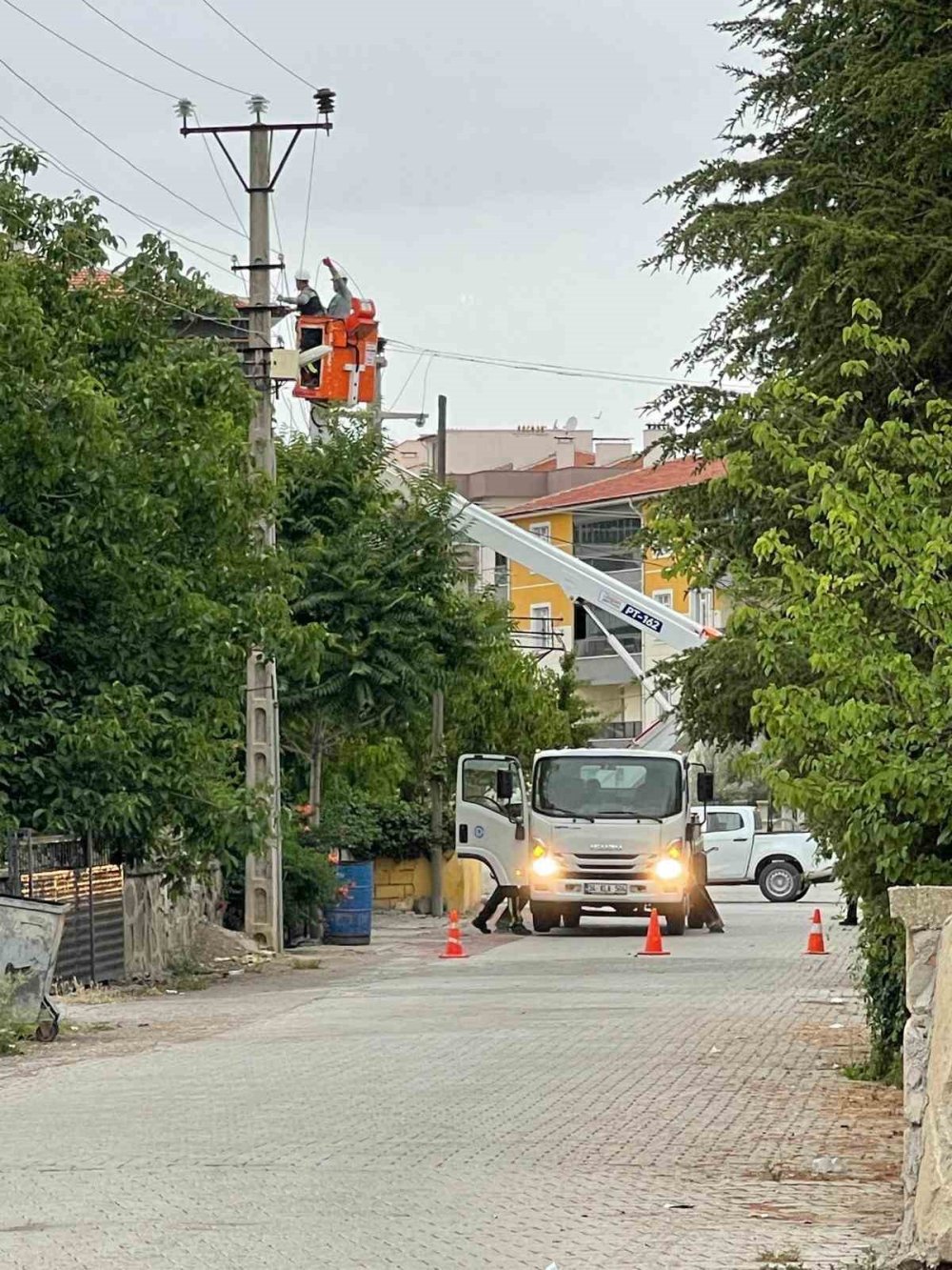 Şiddetli rüzgar mahalleyi elektriksiz bıraktı