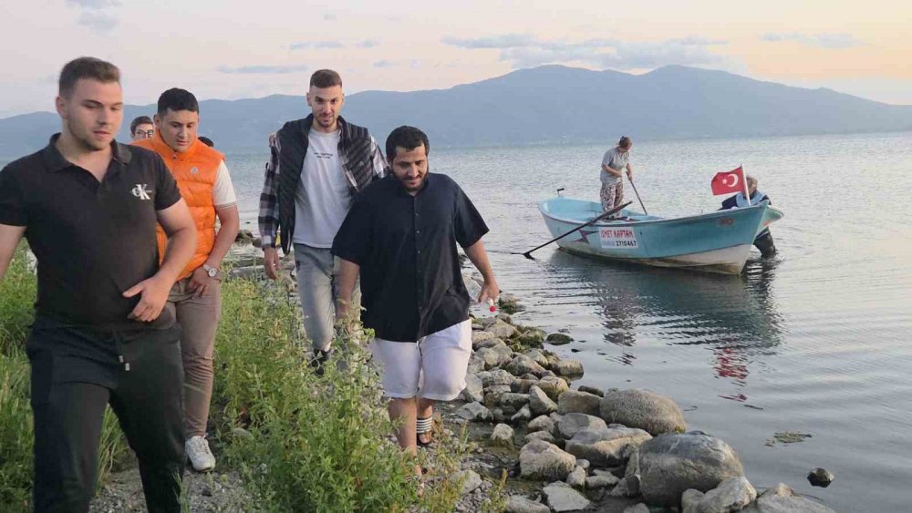 Suudi turist botla açıldığı gölde mahsur kaldı