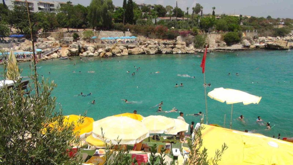 Tatlı ve tuzlu suyun buluştuğu Yapraklı Koy tatilcilerin gözdesi oldu