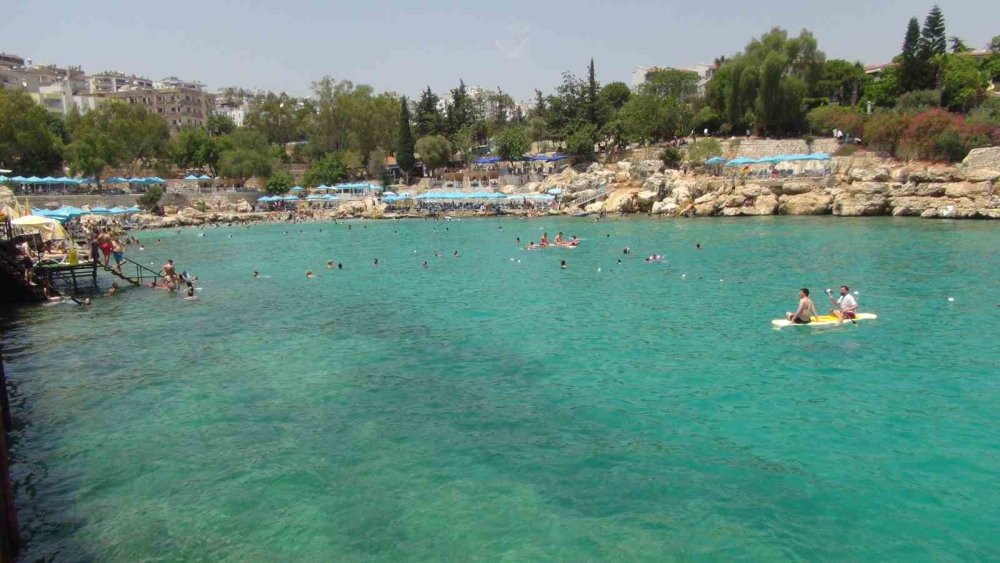 Tatlı ve tuzlu suyun buluştuğu Yapraklı Koy tatilcilerin gözdesi oldu
